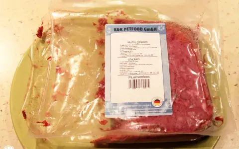 Surowe mięso dla psa: BARF bezpieczny czy ryzykowny? Ekspert radzi
